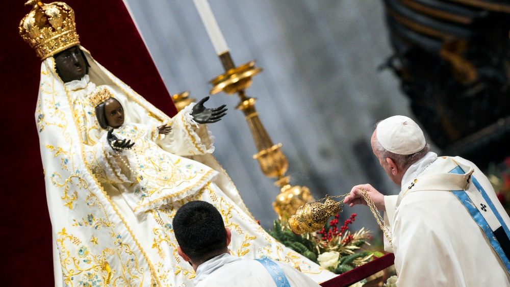Papa: a Igreja tem um coração de mãe. Aproximando-se de Maria encontra seu centro e sua unidade
